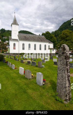 Die Holzkirche in Øystese, Fjorde im Westen, am Hardanger Fjord. Stockfoto