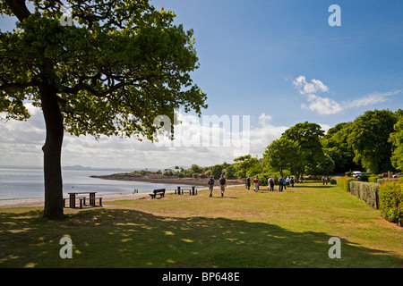 Wandern-Club auf der Fife Coastal Path im Silver Sands, Aberdour Stockfoto