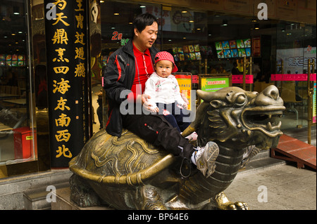 China, Shanghai. Das Chenghuang Miao-Viertel rund um die Shanghai Stadt Gottes Tempel. Stockfoto