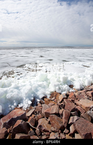 Schmelzende See Eisblöcke am Meeresufer, Finnland Stockfoto