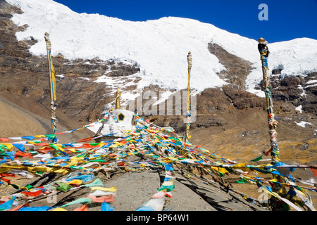Ein Chorten sitzt unter einem Gletscher auf dem Weg von Lhasa nach Shigatse, Tibet, China Stockfoto