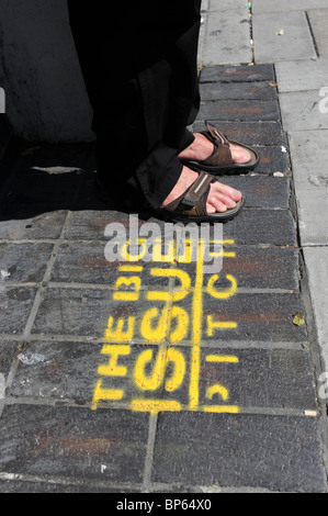 Offizielle Big Issue Wohltätigkeit, die Zeitschriftenpapier am Stellplatz auf Straße in Brighton UK 2010 abgesteckt Stockfoto