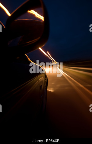 Nachtfahrten. Langzeitbelichtung eines Autos fahren in der Nacht. Stockfoto