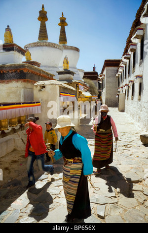 Eine Pilger Familie herumlaufen Stupas in den Höfen des Tashilhunpo Kloster in Shigatse, Tibet, China gesetzt. 2010 Stockfoto