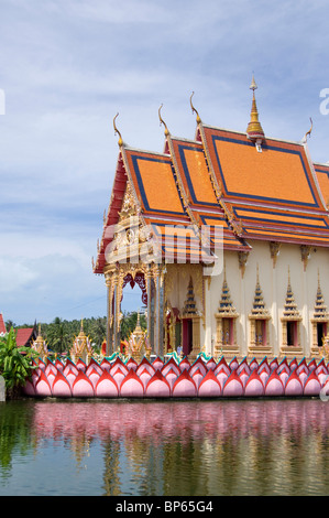 Thailand, Insel Ko Samui (aka Koh Samui). Wat Plai Laem aka Plai Laem Tempel, Bethaus, umgeben von See. Stockfoto