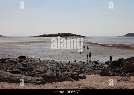 Familien zu Fuß auf den Damm zu rauen Insel bei Ebbe Dumfries and Galloway, Schottland Stockfoto