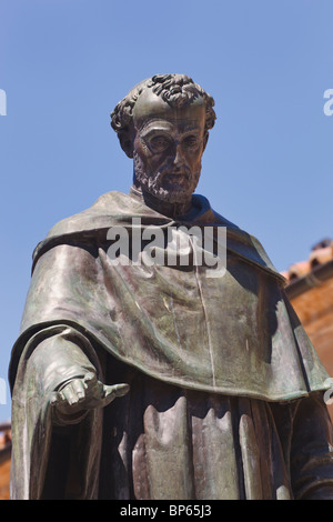 Salamanca, Provinz Salamanca, Spanien. Statue des Augustinischen Mönchs Fray Luis de León 1527 – 1591 von Nicasio Sevilla. Stockfoto