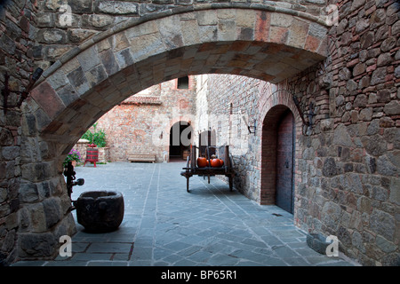 Innenhof im Castello di Amorosa. Napa Valley, Kalifornien. Eigentum freigegeben Stockfoto