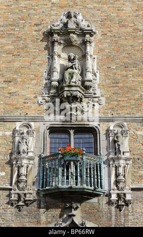 Statue der Madonna mit Kind auf der Vorderseite des Belfort, Marktplatz, Brügge, Belgien Stockfoto