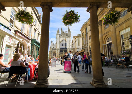 Horizontalen Weitwinkel von Touristen und Menschen außerhalb der historischen Roman Baths und Bath Abbey im Stadtzentrum von Bad in der Sonne Stockfoto