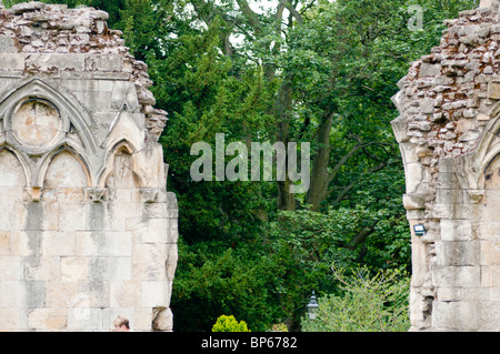 Str. Marys Abbey Ruinen, ein Benediktiner-Abtei aus dem Jahre 1294 im englischen Stil, York. Stockfoto