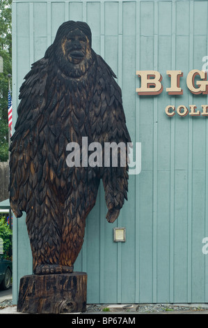 Riesigen Redwood geschnitzte Statue von Bigfoot in der Willow Creek - Wohnung Porzellanmuseum, Willow Creek, Kalifornien Stockfoto