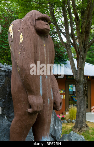 Statue von Bigfoot außerhalb der lokalen Visitor Informationscenter in Willow Creek, Kalifornien Stockfoto