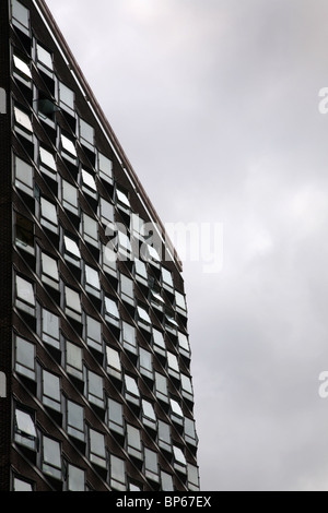 Windows of Brooke House Wohnungen in Basildon Stadt Zentrum Essex Stockfoto