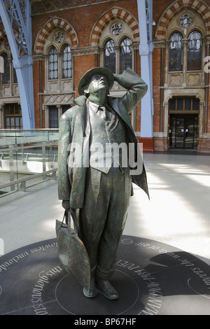 Statue von Sir John Betjeman in St. Pancras International Station, für den Eisenbahnverkehr Eurostar terminal Stockfoto