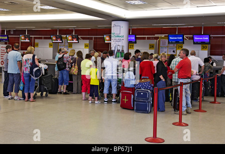 Schlangen von Menschen (Urlauber) an der Thomas Cook-Schaltern am Flughafen Edinburgh, Schottland, UK, Großbritannien Stockfoto