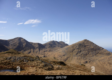 Blick über Sgurr Na Ba Glaise, Rois Bheinn und eine Stac von Druim Fiaclach Stockfoto