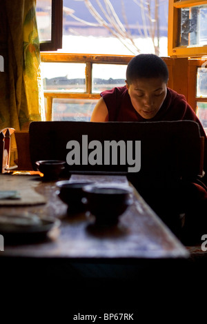 Eine Nonne in Aula, studieren, Chupsang Kloster, Lhasa, Tibet, China. Stockfoto