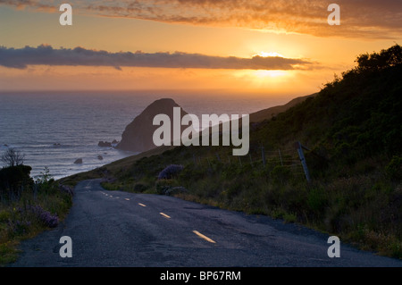 Sonnenuntergang über der Straße beginnt, am westlichsten Punkt der Asphaltstraße in den zusammenhängenden uns, Cape Mendocino, Lost Coast, Kalifornien Stockfoto