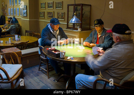 Alte Männer Spielkarten am Kartentisch auf 09:00 an einem Wochenende Morgen in Pappa Joe Restaurant in Ferndale, Kalifornien Stockfoto