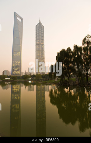 China, Shanghai. Der Jin Mao Tower (rechts) und das Shanghai World Financial Center (links). Stockfoto