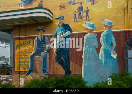 Gemalte Wandbild zeigt viktorianische Ära Leben in der Zeit um 1900, Blue Lake, Humboldt County, Kalifornien Stockfoto