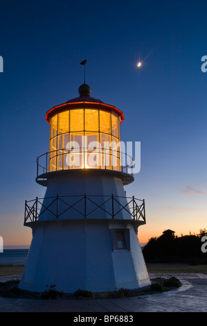 Mond über der Leuchtturm Cape Mendocino, Shelter Cove, Lost Coast, Humboldt County, Kalifornien Stockfoto