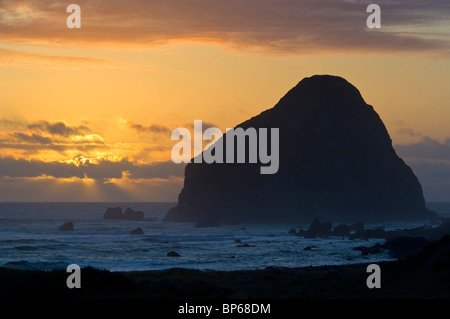 Sonnenuntergang am Sugarloaf Rock, Cape Mendocino, westlichster Punkt des Landes in zusammenhängenden uns, Lost Coast, Humboldt County, Kalifornien Stockfoto