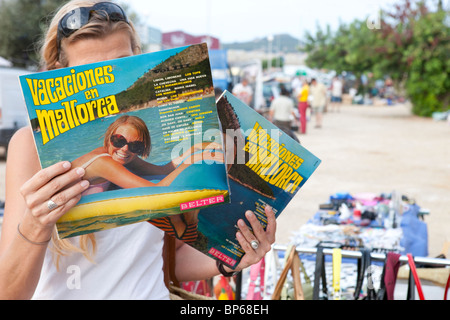 Frau kauft alte Datensätze auf einem Markt zu fliehen Stockfoto