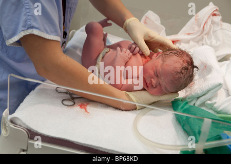 Neugeborenes Baby von medizinischem Personal untersucht Stockfoto