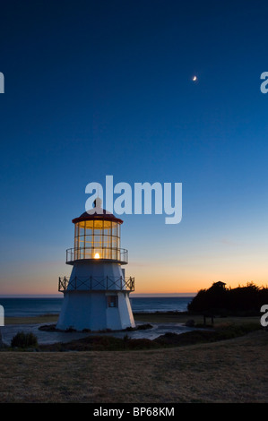 Mond über der Leuchtturm Cape Mendocino, Shelter Cove, Lost Coast, Humboldt County, Kalifornien Stockfoto