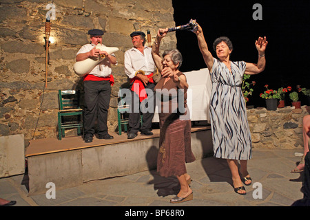 traditionellen Tanz in die venezianische Burg, Naxos-Stadt, Insel Naxos, Cyclades, Ägäische Inseln, Griechenland Stockfoto