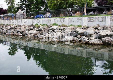 Willkommen Sie bei Poulsbo in großen Lettern auf Betonwand Meer zwischen dem Poulsbo Marina und Liberty Bay Waterfront Park. Stockfoto