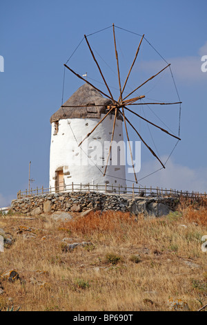 traditionellen weißen Windmühle in das Bergdorf Vivlos, Insel Naxos, Cyclades, Ägäische Inseln, Griechenland Stockfoto
