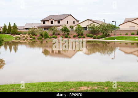 Regenwasser wird in Abfluss Waschbecken in einem Wohngebiet gesammelt. Stockfoto