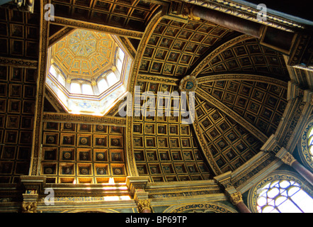 Chateau de Saint-Saturnin Kapelle; Stockfoto