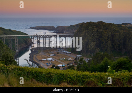 Campingplatz unter der Brücke über den Fluss Albion bei Sonnenaufgang, Albion, Mendocino County Coast, Kalifornien Stockfoto