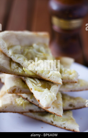 Focaccia Scheiben gestapelt auf einem weißen Teller Stockfoto