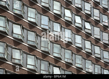 Windows of Brooke House Wohnungen in Basildon Stadt Zentrum Essex Stockfoto