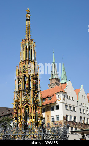 Schöner Brunnen (schöner Brunnen) in Nürnberg, Bayern, Deutschland Stockfoto