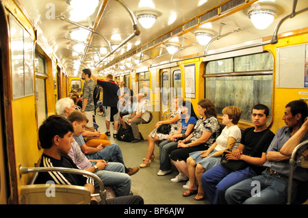 U-Bahn-Wagen Innenraum mit Passagieren, Kirovsko-Wyborgskaja-Linie, Sankt Petersburg, nordwestlichen Region, Russland Stockfoto
