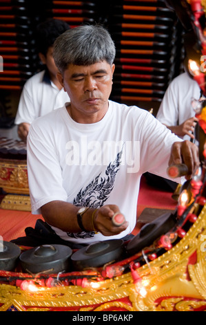 Musiker spielen Gong Mo, ein traditionelles Thai Instrument besonders an Begräbnissen verwendet Stockfoto