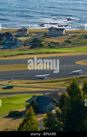 Flugzeug, Start-und Landebahn, Häuser und Ozean im Shelter Cove auf der Lost Coast, Humboldt County, Kalifornien Stockfoto