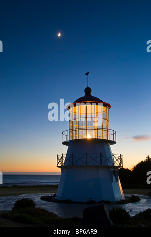 Mond über der Leuchtturm Cape Mendocino, Shelter Cove, Lost Coast, Humboldt County, Kalifornien Stockfoto