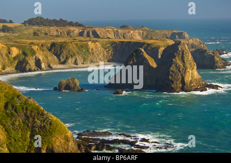 Schroffe und felsige Steilküsten und Klippen in der Nähe von Elk, Mendocino County, Kalifornien Stockfoto