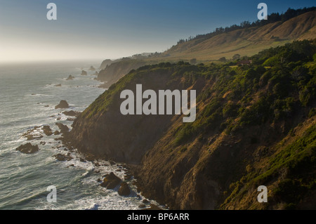 Steile und schroffe Klippen entlang der Küste in der Nähe von Elk, Mendocino County, Kalifornien Stockfoto