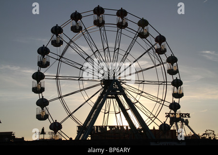 Silhouette des Big Wheel gegen späten Abend Sonne am Strand des Resorts Skegness in Lincolnshire. Stockfoto