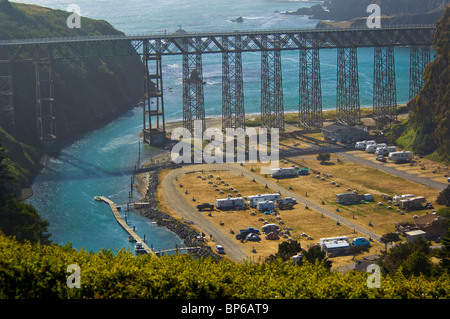 Campingplatz unter dem Bock-Stil Brücke über Albion River, Albion, Mendocino County Coast, Kalifornien Stockfoto