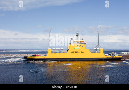 Autofähre "Merisilta" nach Hailuoto Insel verlassen vom Festland, Finnland Stockfoto