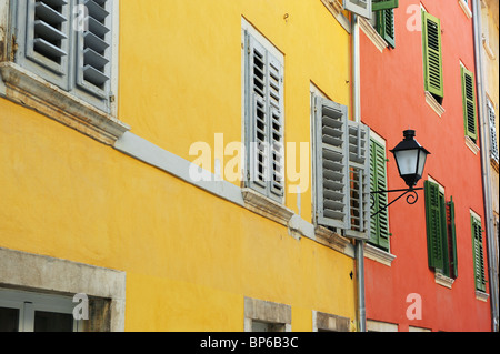 Mehrfamilienhäuser mit Fensterläden und alte Lampe in Kroatien Stockfoto